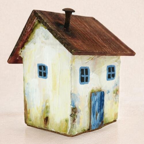 Casita tradicional tallada en madera: Descanso