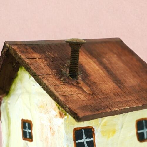 Casita tradicional tallada en madera: Esplendor