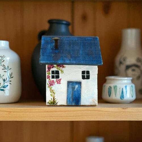 Casita tradicional tallada en madera: Huerta