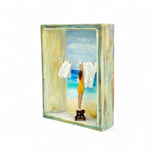 Cuadro tallado en madera: Señora Colgando Ropa