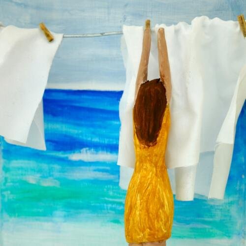 Cuadro tallado en madera: Señora Colgando Ropa