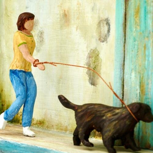 Cuadro tallado en madera: La Paseadora