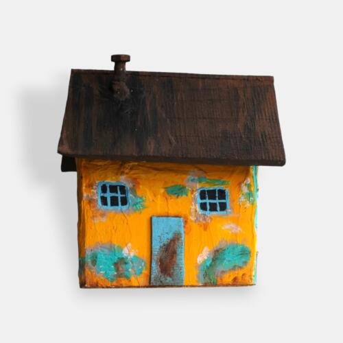 Casita tradicional tallada en madera: Luz