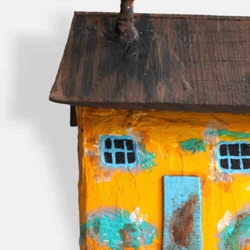 Casita tradicional tallada en madera: Luz