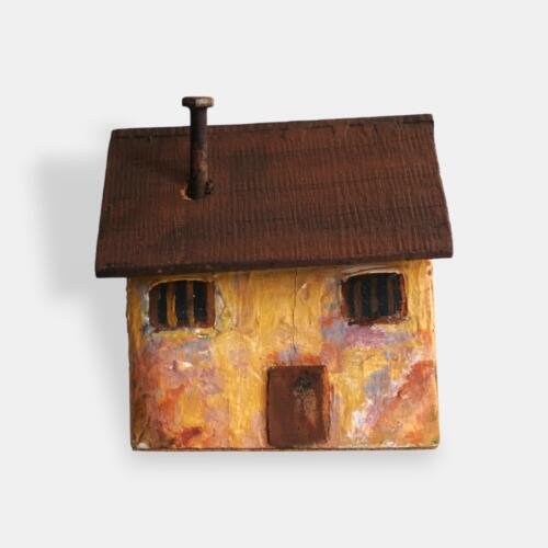 Casita tradicional tallada en madera: Madrugada