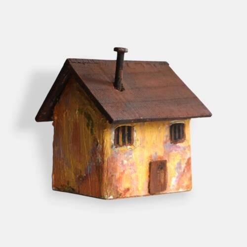 Casita tradicional tallada en madera: Madrugada